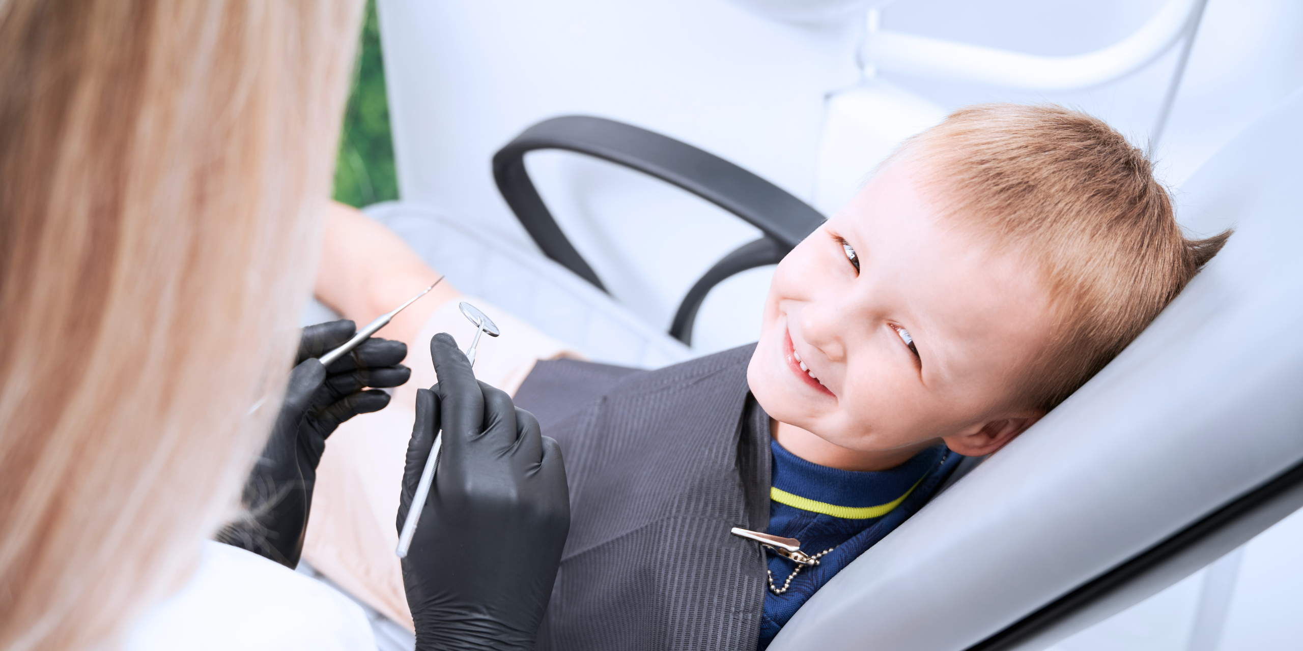 tratamiento-de-ortopedia-dentofacial-en-nino-sonriendo-en-consulta