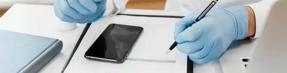 Estudio de historial clínico y radiografías para redactar un informe pericial odontológico